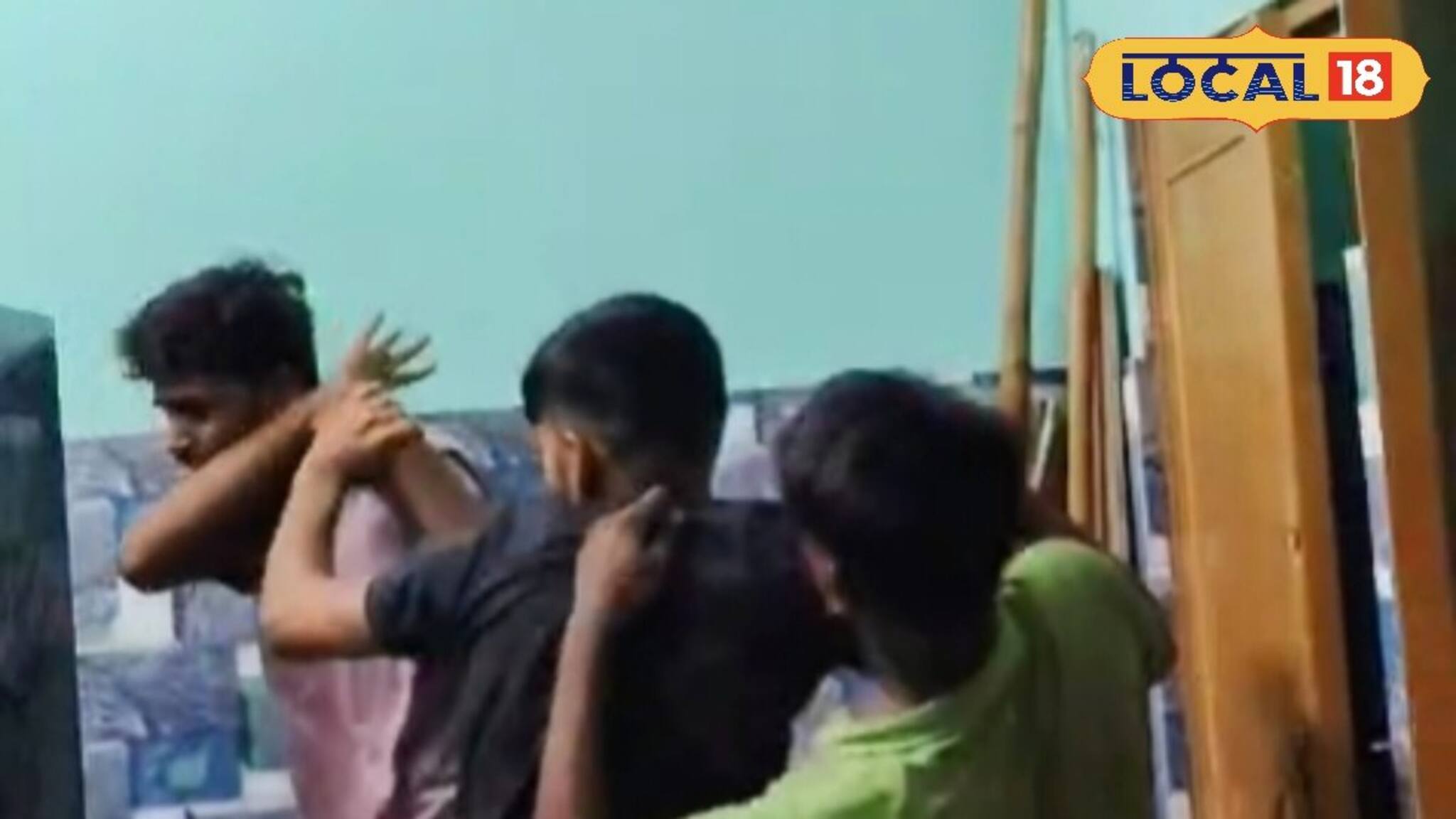 শৌচালয়ে ভয়ঙ্কর কাণ্ড! দেওয়ালে উঠে গোপনে মহিলার ভিডিও করছিল যুবক, চিৎকার করতেই যা ঘটল...