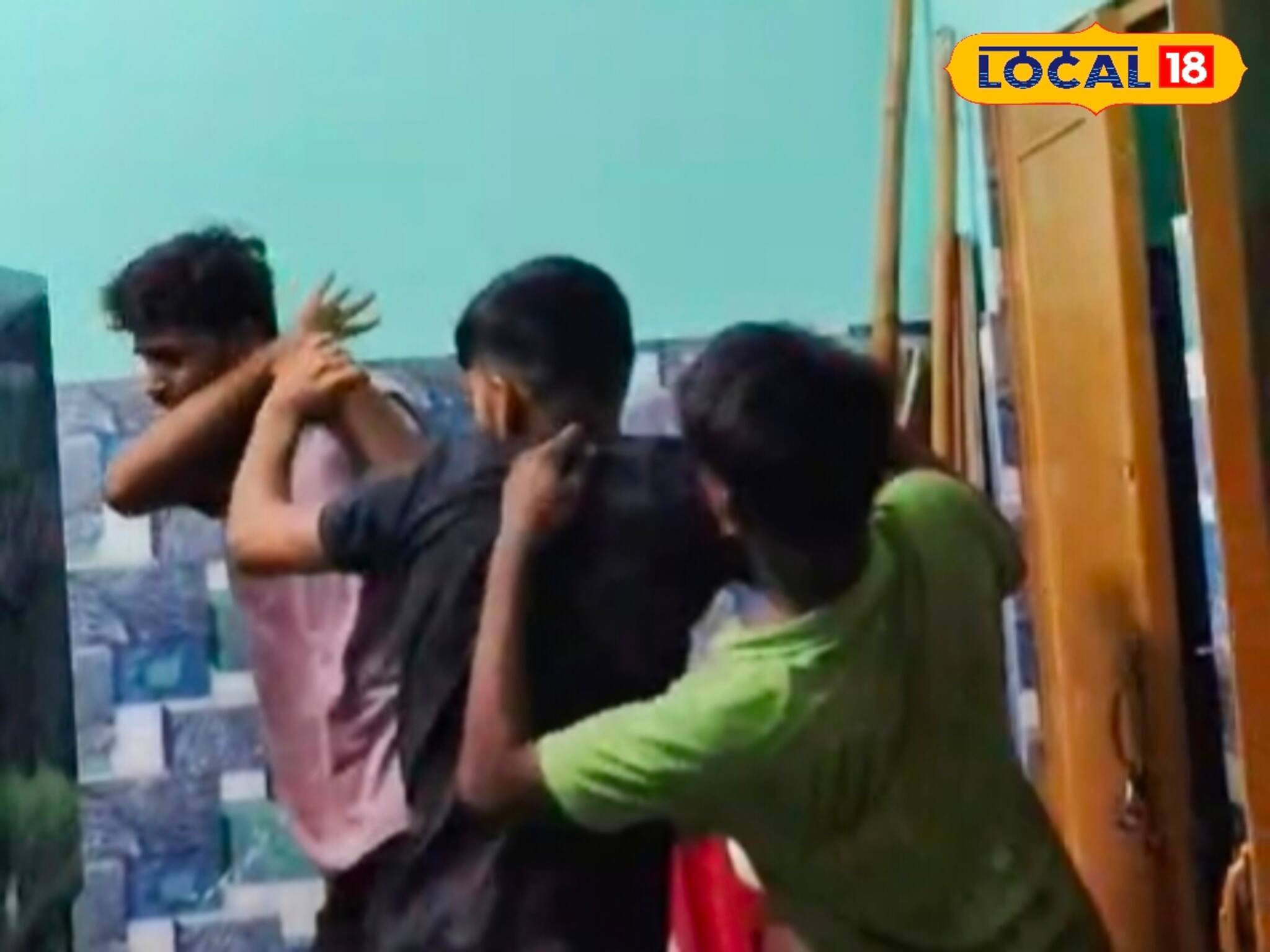 শৌচালয়ে ভয়ঙ্কর কাণ্ড! দেওয়ালে উঠে গোপনে মহিলার ভিডিও করছিল যুবক, চিৎকার করতেই যা ঘটল...