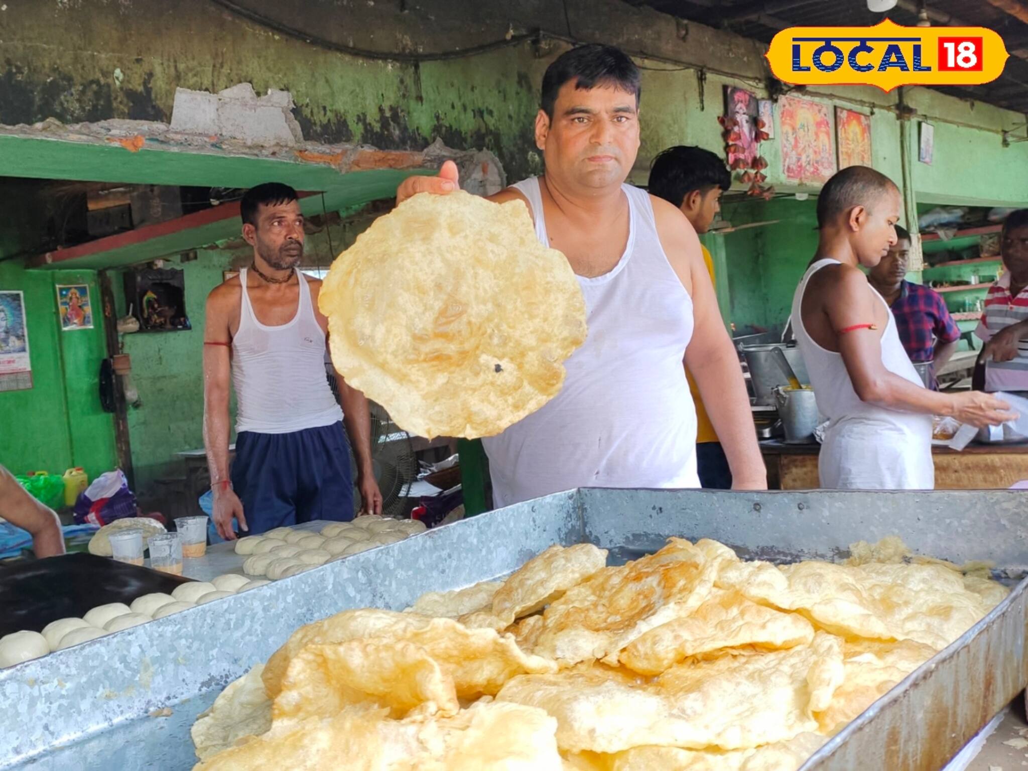 লুচি তো নয়, যেন হাতির পা! দেখলেই চোখ ছানাবড়া, কোথায় পাওয়া যায় জানেন?