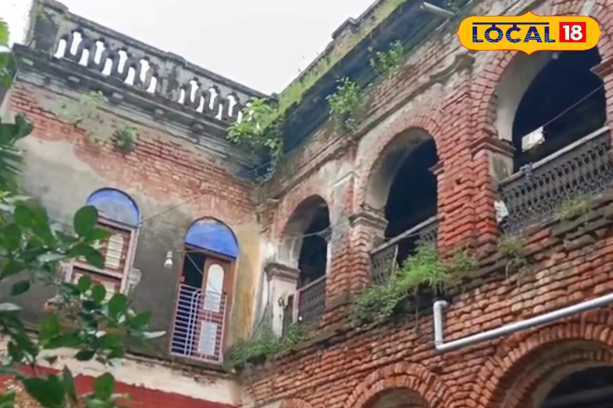 বংশপরম্পরায় আজও ৩০৩ বছরের বেশি প্রাচীন এই দুর্গাপুজোয় দশভুজার মূর্তি তৈরি হয় মহিলাদের হাতে