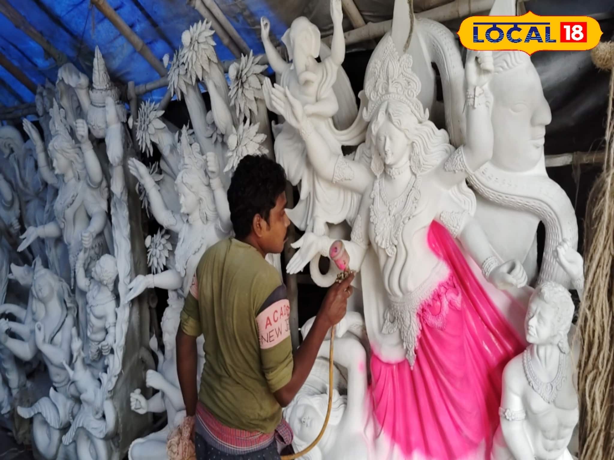 বৃষ্টি অসুরকে বধ প্রতিমা শিল্পীদের! প্রতিমায় ব্যবহার হচ্ছে স্প্রে কালার