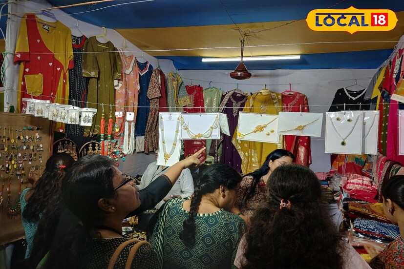 শেষ মুহূর্তের এই কেনাকাটায় আপনি যদি চান আধুনিকতার সঙ্গে শিল্পীর হাতের ছোঁয়া তাহলে আপনাকে যেতে হবে বর্ধমানের টাউন হলে। কিন্তু হাতের সময় মাত্র আর একদিন। রবিবার পর্যন্ত বর্ধমানের টাউন হলে বিকেলে গেলে আপনি পেয়ে যাবেন হাতে তৈরি জিনিসপত্র। হ্যান্ডলুম শাড়ি, হাতে আঁকা পাঞ্জাবি, হাতে আঁকা জুটের ব্যাগ থেকে শুরু করে নানান রকম ঘর সাজানো জিনিসও।