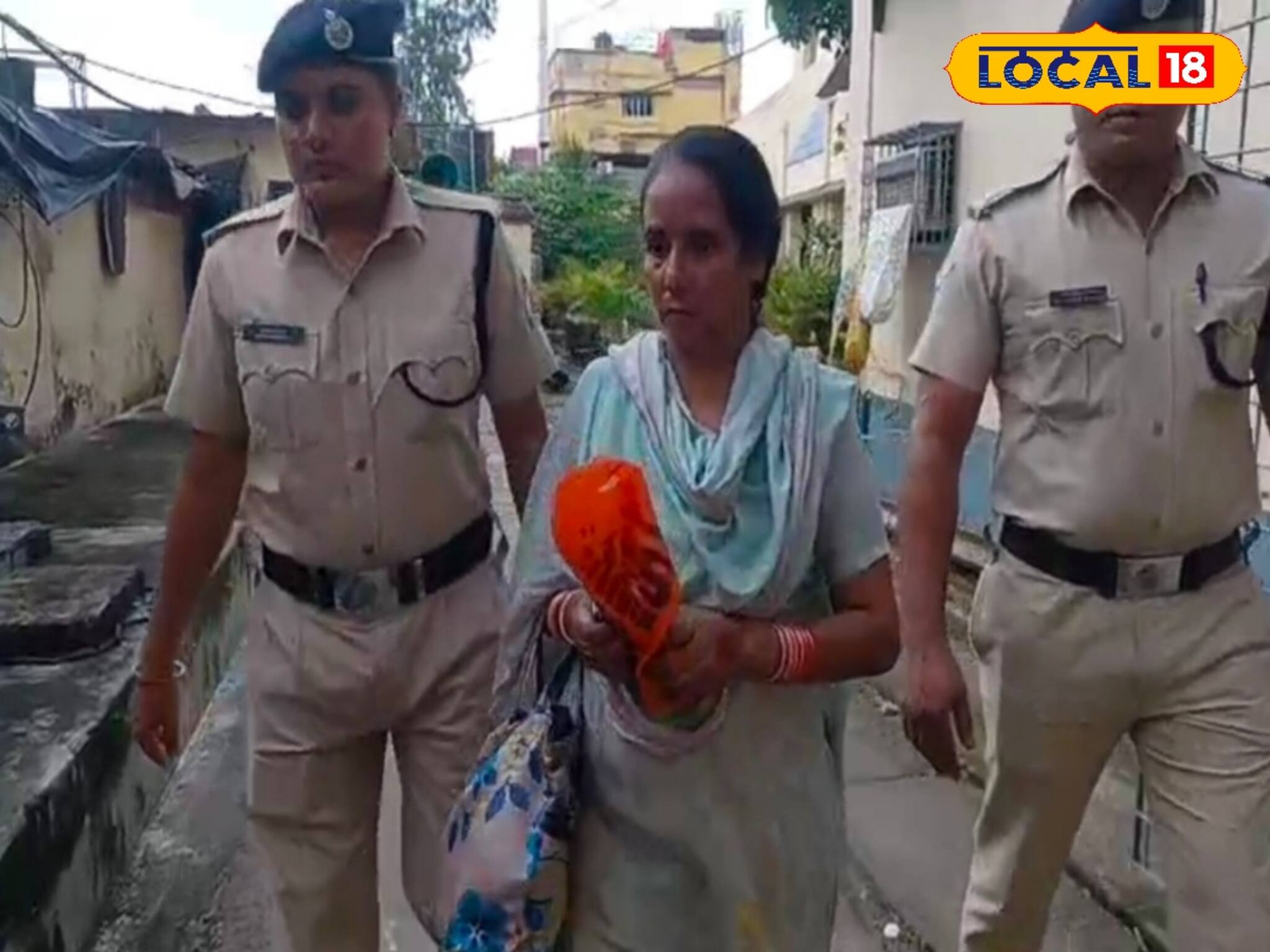 ‘টিকিট কোথায়?’ কাছে আসতেই TTE-র মুখে এ কী ছুঁড়ে মারলেন মহিলা যাত্রী! গরম, তীব্র জ্বালা