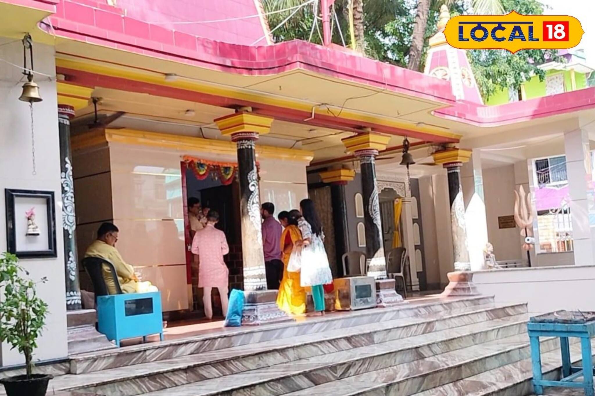 বেনারস থেকে আসে বিগ্রহের বেনারসি, আলিপুরদুয়ারের দুর্গাবাড়ির পুজো সাবেকিয়ানায় ভরপুর