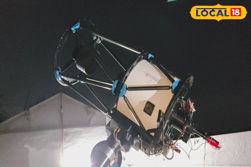পূর্ণগ্রাস চন্দ্রগ্রহণের বিরল মহাজাগতিক দৃশ্যকে ঘিরে উৎসাহ ছড়িয়ে পড়েছে পশ্চিম মেদিনীপুরের দাসপুর থানার সীতাপুর গ্রামে। এখানে অবস্থিত আয়োনোসফেরিক অ্যান্ড আর্থকোয়েক রিসার্চ সেন্টার অ্যান্ড অপটিক্যাল অবজারভেটরি, যা কলকাতার ইন্ডিয়ান সেন্টার ফর স্পেস ফিজিক্সের একটি শাখা। এই কেন্দ্র থেকেই চাঁদের উপর নজর রাখছেন গবেষকরা। ( ছবি ও তথ্য মিজানুর রহমান )