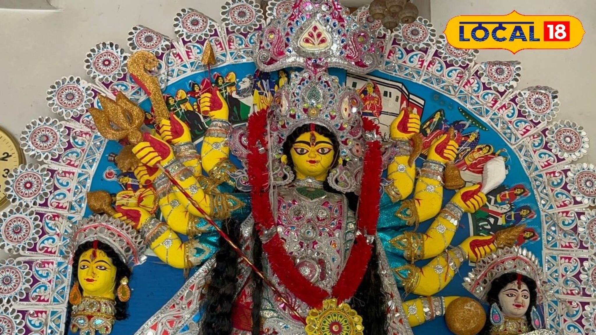 খরুণ গ্রামের রায় বাড়ির চণ্ডীমণ্ডপ থেকেই এলাকার অন্যান্য বাড়ির পুজো শুরু হয়