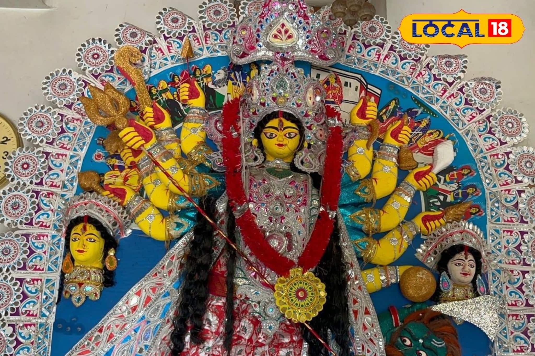 খরুণ গ্রামের রায় বাড়ির চণ্ডীমণ্ডপ থেকেই এলাকার অন্যান্য বাড়ির পুজো শুরু হয়