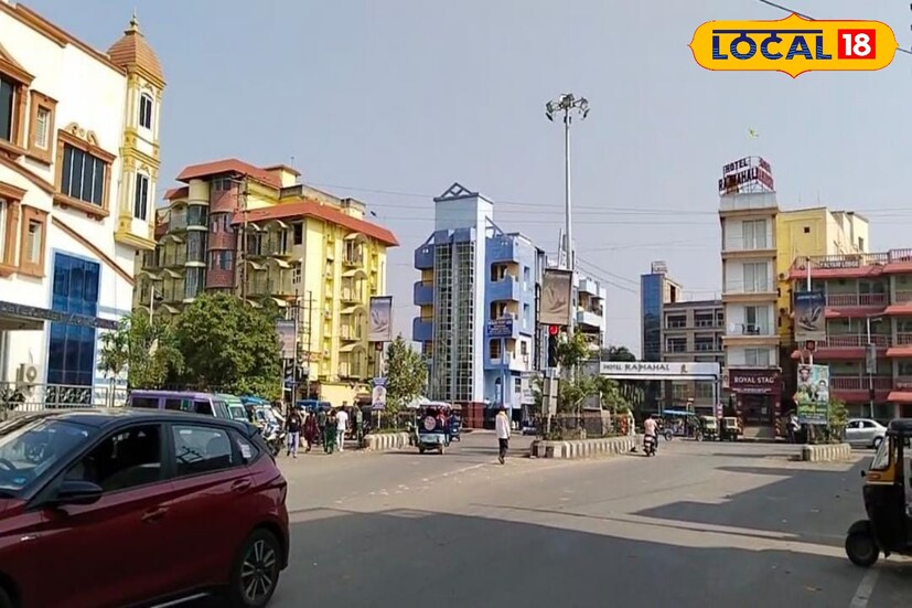 তারাপীঠের অধিষ্ঠিত দেবী মা তারা। সেই কারণে সব দেবদেবীর ঊর্ধ্বে তারাপীঠে বিরাজমান তিনি। দুর্গাপুজোর সময় দুর্গা রূপে, কালীপুজোর সময় কালী রূপে, লক্ষ্মী পুজার সময় লক্ষী রূপে পুজো করা হয়। দুর্গাপূজার সময় সপ্তমী, অষ্টমী, নবমী, দশমী, এই চার দিন মা তারাকে দুর্গা রূপে পুজো করা হয়।