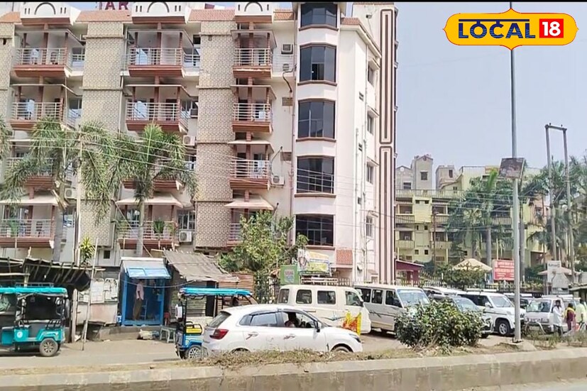 বীরভূম, সৌভিক রায়: চলতি মাসেই দুর্গা পুজো। সারা একটি বছর বাঙালিরা অপেক্ষা করে থাকেন এই পুজোর জন্য। আর এই পুজোর সময় ভ্রমণ পিপাসু বাঙালিরা এক অথবা দুই দিনের জন্য কোথাও ঘুরতে বেরিয়ে যান। দিঘা, পুরী, মন্দারমনি গিয়ে মন ভরে গেলে ভ্রমণ পিপাসু বাঙালি ছুটে আসেন বীরভূম ভ্রমণের জন্য। তবে অনেকেই তারাপীঠ মা তারার মন্দির আসেন এই দুর্গাপুজোর সময়।