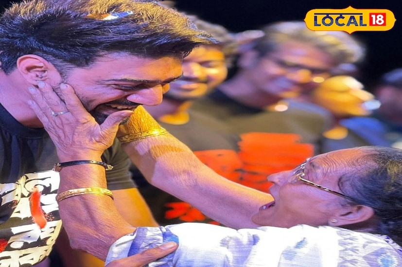 ভক্তদের উন্মাদনা ছিল চোখে পড়ার মতো—কেউ কান্নায় ভেঙে পড়েছেন, কেউ আবার পুলিশের ব্যারিকেড টপকে দেবের কাছে পৌঁছনোর চেষ্টা করেছেন। এমনকি আশি ছুঁইছুঁই এক বৃদ্ধা মহিলা দেবকে আশীর্বাদ দিতে মঞ্চে উঠে পড়েন। অন্যদিকে, এক ক্ষুদে ভক্তও সাহস করে মঞ্চে উঠে পড়ে দেবের কাছে। অভিনেতা নিজে বয়স্ক মহিলা ও শিশুটিকে জড়িয়ে ধরতেই দর্শকদের উচ্ছ্বাস আরও বেড়ে যায়। ছবি ও তথ্য : ঋত্বিক ভট্টাচার্য