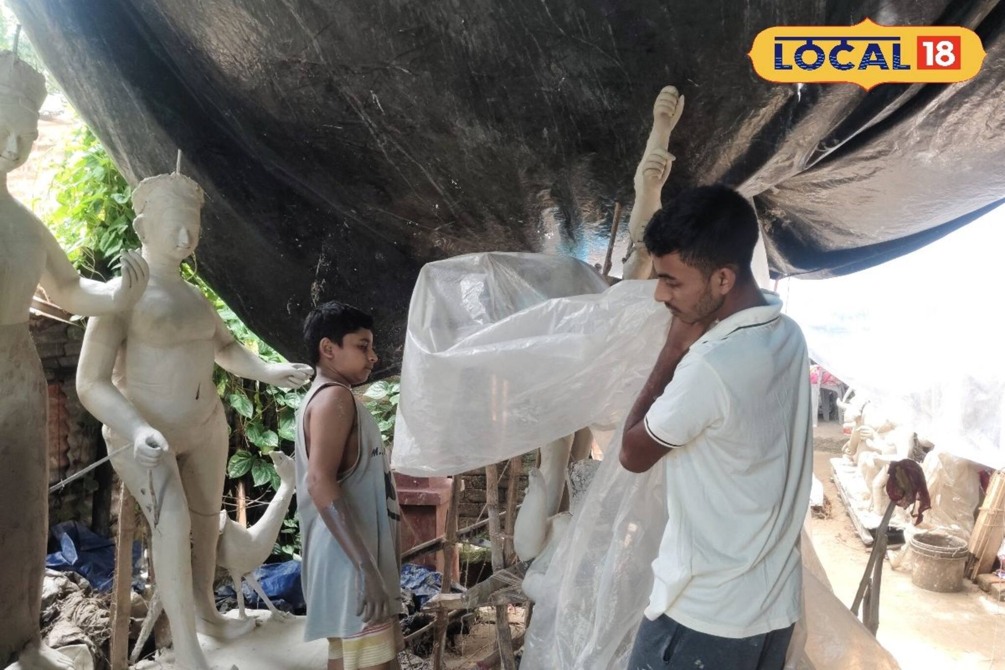 নতুন প্রজন্মের হাতেই রূপ পাচ্ছেন মৃন্ময়ী, আশার আলো প্রবীণ মৃৎশিল্পীদের চোখে