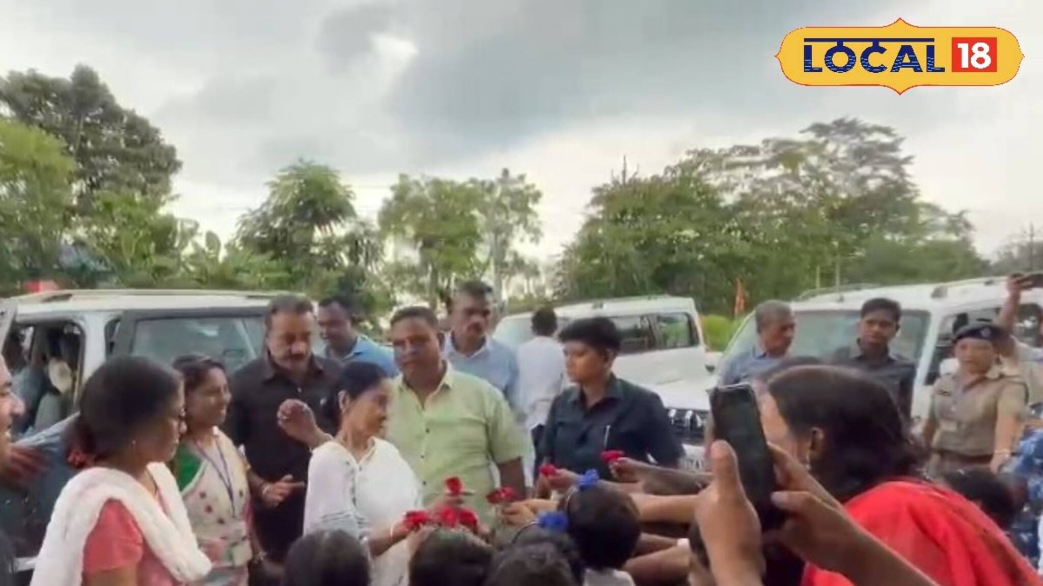 স্কুল পড়ুয়াদের গোলাপের ভালবাসায় আপ্লুত মুখ্যমন্ত্রী, দিলেন রির্টান গিফট!