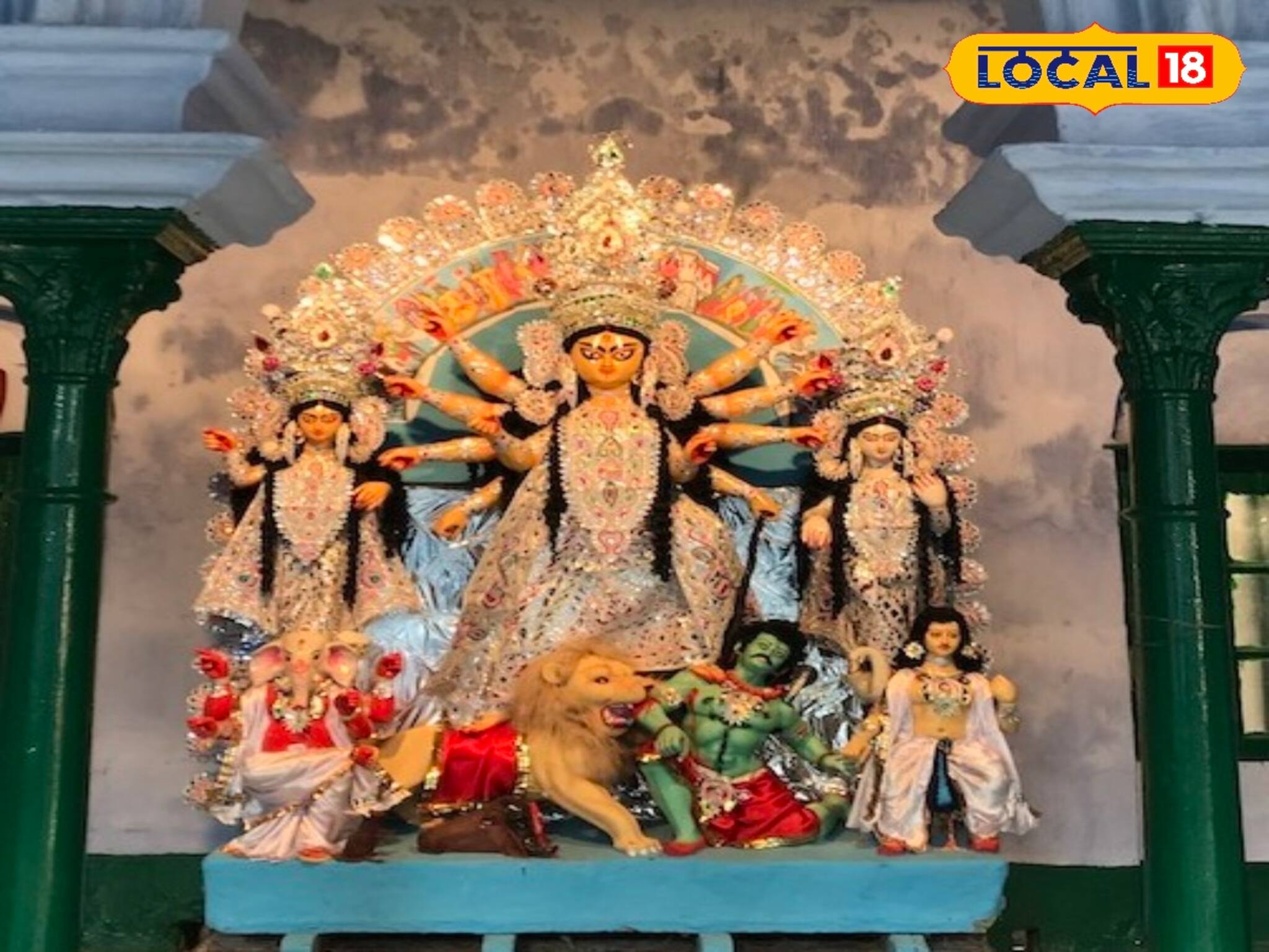 সাক্ষী বহতা আত্রেয়ী, বালুরঘাটে সাহাবাড়ির ঠাকুরদালানে ১৮৫ বছর ধরে পূজিতা দশভুজা