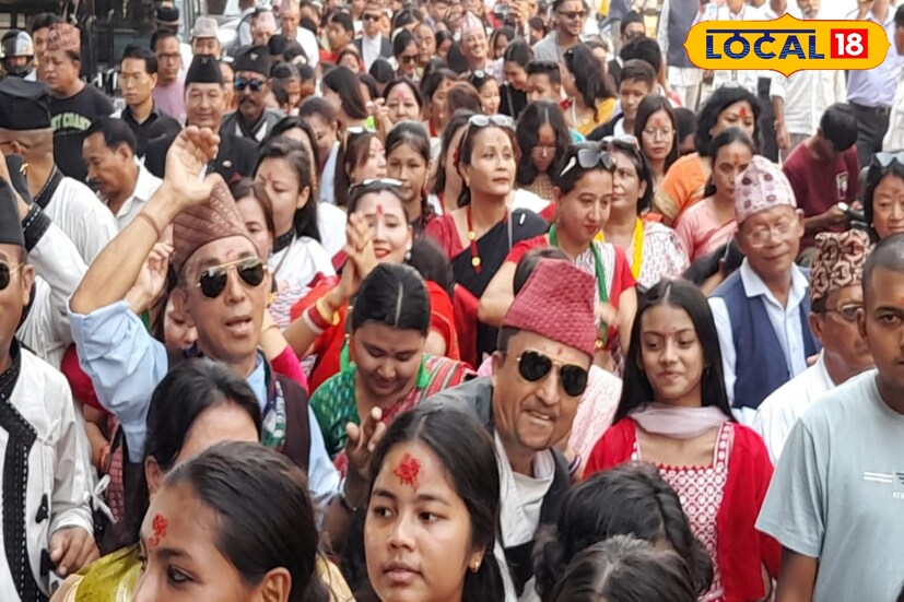 দুর্গা পুজোর সপ্তমীর দিন গোর্খা সম্প্রদায়ের বিভিন্ন জনজাতির মানুষেরা তাঁদের সাংস্কৃতিক পোশাক পরে ফুলপাতি শোভাযাত্রায় অংশগ্রহণ করে। চলে সাংস্কৃতিক নাচ, গান।