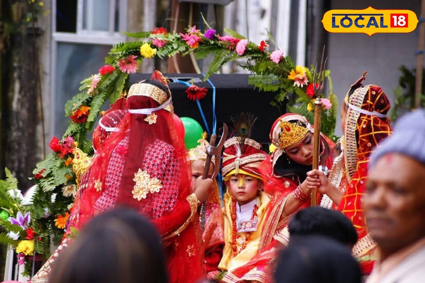 পাশাপাশি ফুলপাতি শোভাযাত্রার জন্য সরকারি অনুদান প্রদানের দাবি করেছেন ডুয়ার্সের গোর্খা সম্প্রদায়ের মানুষেরা। গোর্খা সম্প্রদায়ের অন্যতম বড় উৎসব এই ফুলপাতি শোভাযাত্রা। দূর্গা পুজোর সপ্তমীর দিন আয়োজিত হয় এই ফুলপাতি শোভাযাত্রা। 