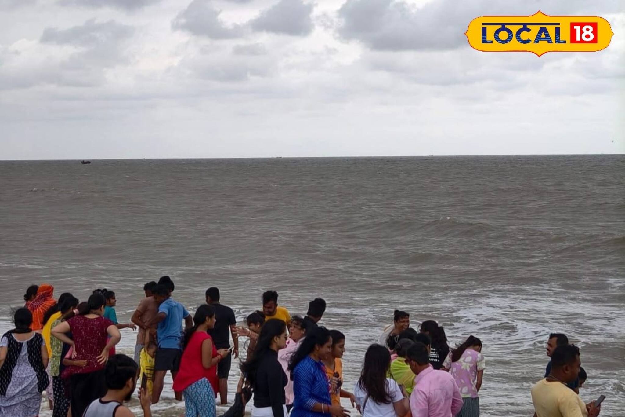 Heavy Rainfall Alert: পুজোর আগে ব্যাপক বৃষ্টিপাত! রক্ষা নেই, ঝড়জলের তুলকালামে মাটি উৎসবের আনন্দ!