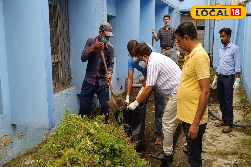 “আমার হাসপাতাল, আমার গর্ব, আমরা রাখি পরিচ্ছন্ন” এই বার্তাকেই সামনে রেখে শুক্রবার এক ভিন্ন দৃশ্যের সাক্ষী থাকল কালনা মহকুমা সুপার স্পেশালিটি হাসপাতাল। সাফাই অভিযান সপ্তাহ উপলক্ষে হাসপাতাল কর্তৃপক্ষ নিজেরাই হাতে তুলে নিলেন পরিচ্ছন্নতার সরঞ্জাম। তথ্য ও ছবি বনোয়ারীলাল চৌধুরী