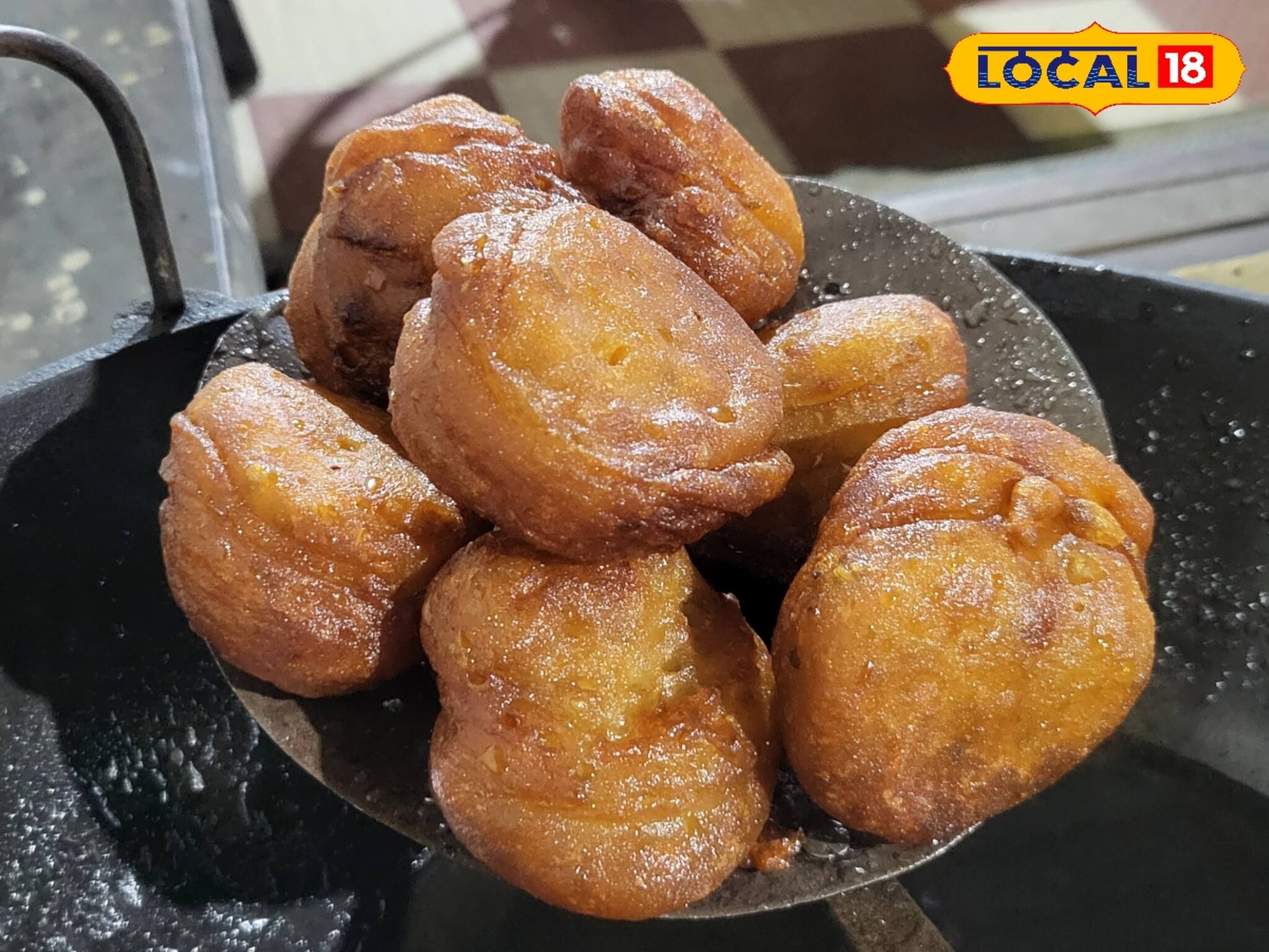 বাইরে নরম, তুলতুলে...কামড় দিলেই মুখে মিষ্টির বিস্ফোরণ! বলুন তো কোন মিষ্টি?শিখে নিন রেসিপি