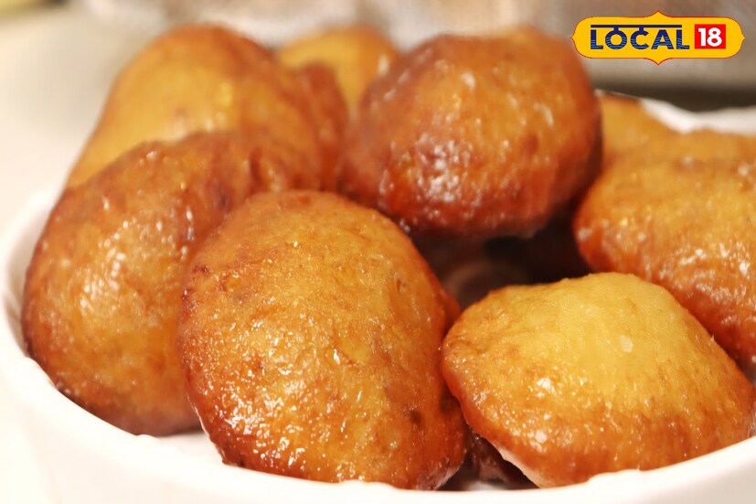 কি কি উপকরণ লাগে ও কিভাবে এই মালপোয়া তৈরি হয়? আসুন জেনে নেওয়া যাক। প্রথমে পাকা কলা, নারকেলের মধ্যে চালগুঁড়া চাইলে আপনি আটা দিতে পারেন তার সঙ্গে চিনি, দুধ দিয়ে জল মিশিয়ে ভাল করে মেখে নেওয়া হয়। এর পরে সেই মেখে রাখার উপকরণের উপরে লবঙ্গ এলাচ ইত্যাদি দেওয়া হয়। এর পরে হাতে একটু ডিসাইন করে তেলে ভাজা হয় ভিতর টা থাকে নরম ও তুলতুলে। এর পরে ভাজা হয়ে যাওয়ার পরে মিষ্টি রসে ডুবিয়ে রাখা হয় কিছুক্ষন। তারপরে পরিবেশন করা হয়।(ছবি ও তথ্য - রিন্টু পাঁজা)