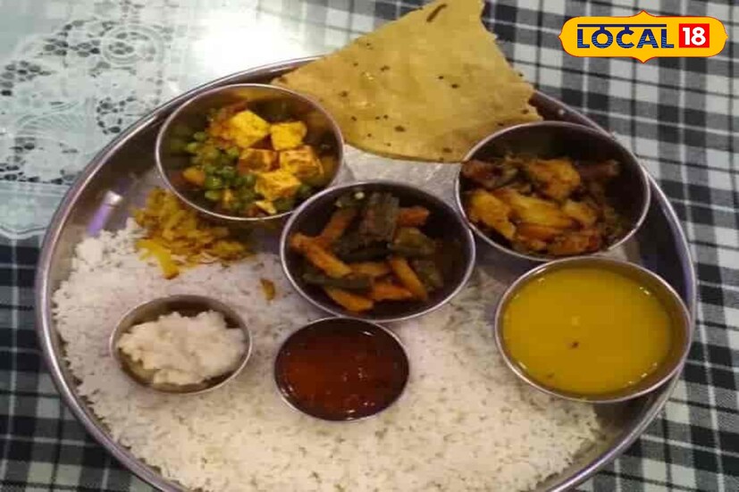 *বাংলা খাবারের খোঁজ থাকলে রয়েছে Magnolia Restaurant—ভাত, মাছ, মাংসের প্লেটে শহরের মাঝেই মিলবে ঘরোয়া স্বাদ। অন্যদিকে, কনটিনেন্টাল ফুড আর বেকড স্ন্যাকসে নাম কুড়িয়েছে Glenary’s। সকালে ছাদে বসে Keventer’s-এর হট চকোলেট আর সসেজ খাওয়ার মজাই আলাদা। আর খাবারের তালিকা পূর্ণতা পায় এক কাপ ধোঁয়া ওঠা দার্জিলিং চা দিয়ে—যা Nathmull’s কিংবা Glenary’s-এ গিয়েই চেখে দেখা উচিত।