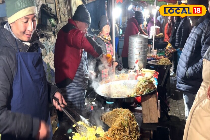 *দার্জিলিং, ঋত্বিক ভট্টাচার্য: পুজোর মরশুম মানেই ভ্রমণের উৎসব। পাহাড় ডাকছে, আর তার সঙ্গে ডাকছে পাহাড়ি খাবারের স্বাদ। দার্জিলিং শহর শুধু নয়নাভিরাম দৃশ্য বা টয়ট্রেনের জন্য বিখ্যাত নয়, এখানকার খাবারের জগৎও এক অন্যরকম অভিজ্ঞতা।