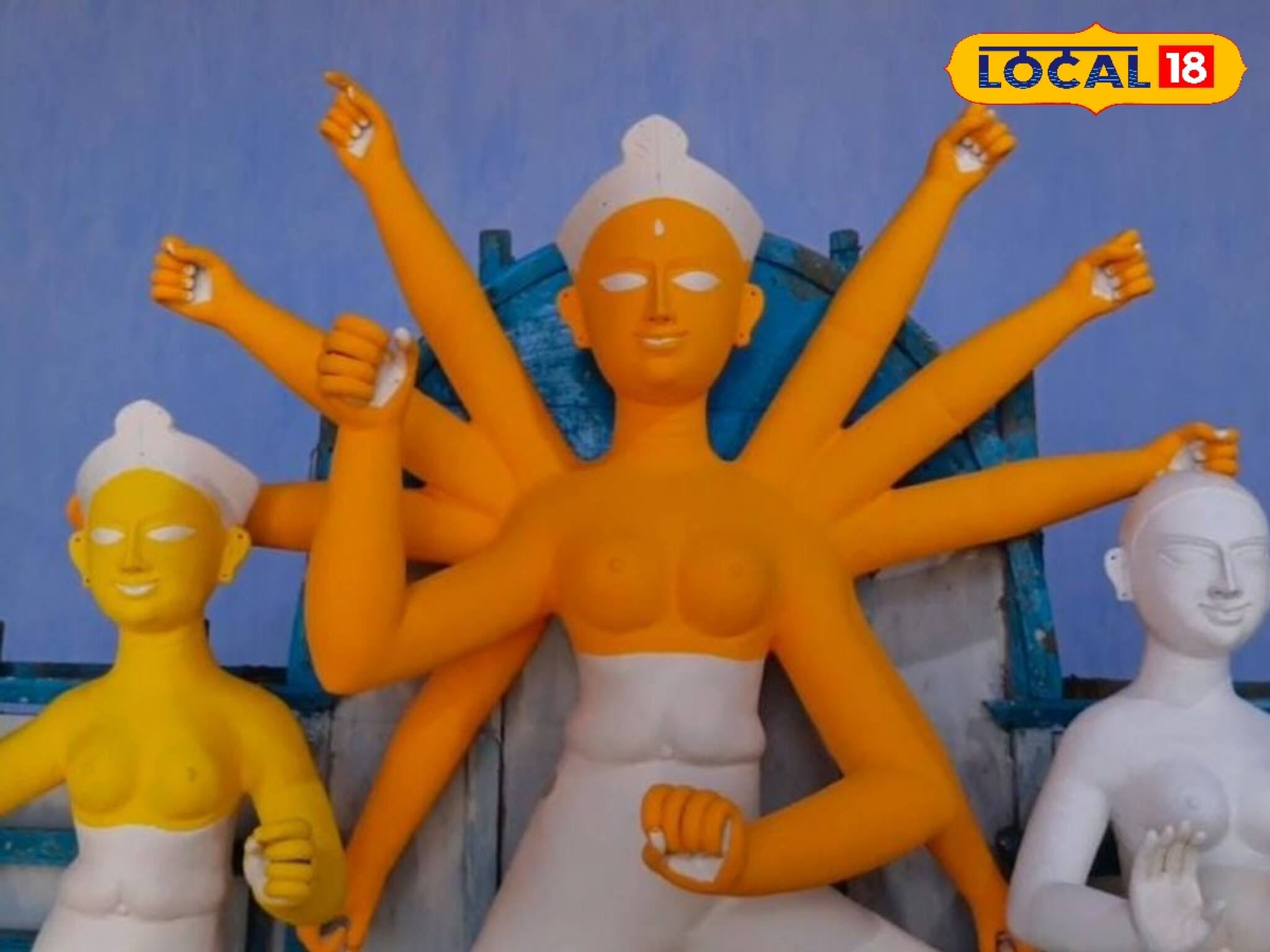 Traditional Durga Puja 2025: ডাকের সাজের দুর্গার সজ্জায় পারিবারিক অলঙ্কার! বেলজিয়ামের ঝাড়বাতির আলোয় দেখুন রাজবাড়ির ৩০০ বছরের পুজো!