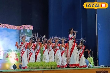ধামসা-মাদলের বদলে ডিজে! করমে লাগছে 'আধুনিকতা'র ছোঁয়া, লোকসংস্কৃতি বাঁচাতে বড় পদক্ষেপ ধামসা-মাদলের বদলে ডিজে! করমে লাগছে 'আধুনিকতা'র ছোঁয়া, লোকসংস্কৃতি বাঁচাতে বড় পদক্ষেপ