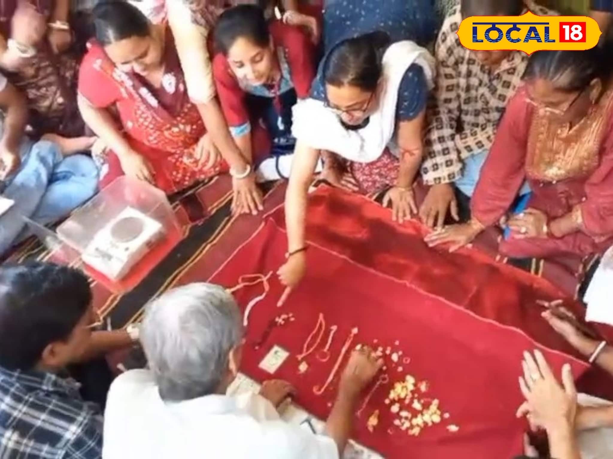 সর্বমঙ্গলা মন্দিরে নিলাম দেবীর শাড়ি-গয়না, ভক্তদের কথায়, ' এ আমাদের কাছে দেবীর আশীর্বাদ'