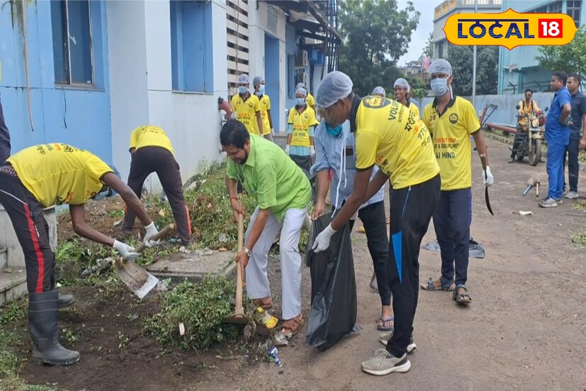 রবিবার সকাল থেকেই সিনিয়র ভলেন্টিয়ার হারাধন কর্মকারের নেতৃত্বে বড়জোড়া সুপার স্পেশালিটি হাসপাতাল চত্বর পরিষ্কারের কাজ করেন এই ভলেন্টিয়াররা, একেবারে মুখে মাক্স ও হাতে হ্যান্ড গ্লাভস নিয়ে হাসপাতাল চত্বর পরিষ্কার করেন তারা (ছবি ও তথ্য: অনিকেত বাউরী)