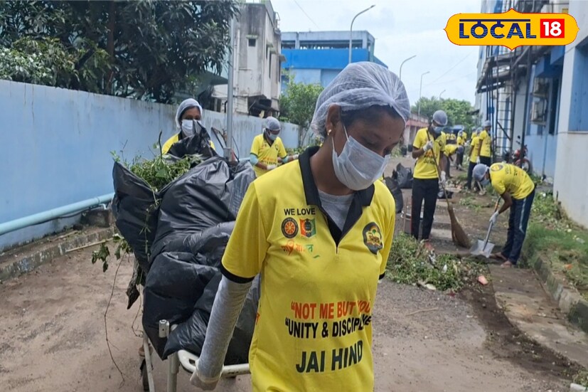 এনএসএস ভলেন্টিয়ার রিয়া বর্ধন বলেন আমরা প্রত্যেক রবিবার কিছু না কিছু সমাজ কল্যাণমূলক কাজ করে থাকি। যেকোনো গুরুত্বপূর্ণ জায়গা নোংরা আবর্জনা হয়ে থাকলে আমরা সকলে মিলে পরিষ্কার পরিচ্ছন্নের কাজ করি (ছবি ও তথ্য: অনিকেত বাউরী)
