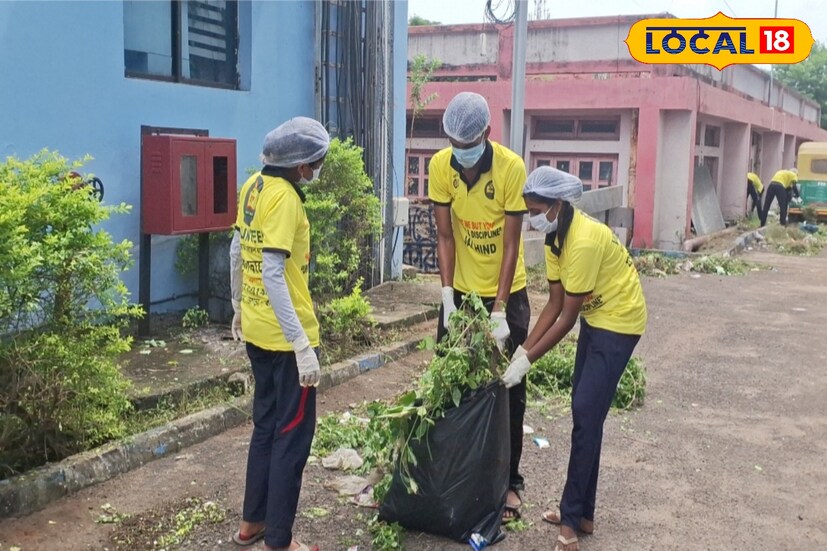 বিধায়ক অলোক মুখার্জি বলেন এন এস এস ভলেন্টিয়াররা যেভাবে এই কাজে আগেই এসেছে, তাতে আমরা খুব খুশি, আমি নিজেও এই কাজে হাত লাগিয়েছি। যামিনী রায় কলেজের এনএসএস ভলেন্টিয়ারদের জন্য যা সহযোগিতা লাগবে তার জন্য আমি পাশে আছি (ছবি ও তথ্য: অনিকেত বাউরী)