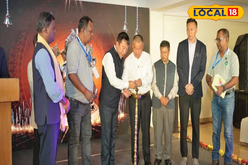 সিকিম, ঋত্বিক ভট্টাচার্য : গ্যাংটকের হাওয়া তখনও ভিজে টানা বৃষ্টির ছোঁয়ায়। তবু শনিবার সকালে শহরের এক প্রান্তে জমল উৎসবের আমেজ। রঙিন পোশাকে অতিথিদের ভিড়, পাহাড়ি ঢোলের তালে তাল মিলিয়ে শুরু হল তৃতীয় কাঞ্চনজঙ্ঘা আন্তর্জাতিক পর্যটন সম্মেলন। দুই দিনের এই জমায়েত শুধু পর্যটনের আলোচনা নয়, পূর্ব হিমালয়ের জন্য এক নতুন অধ্যায় লিখল।