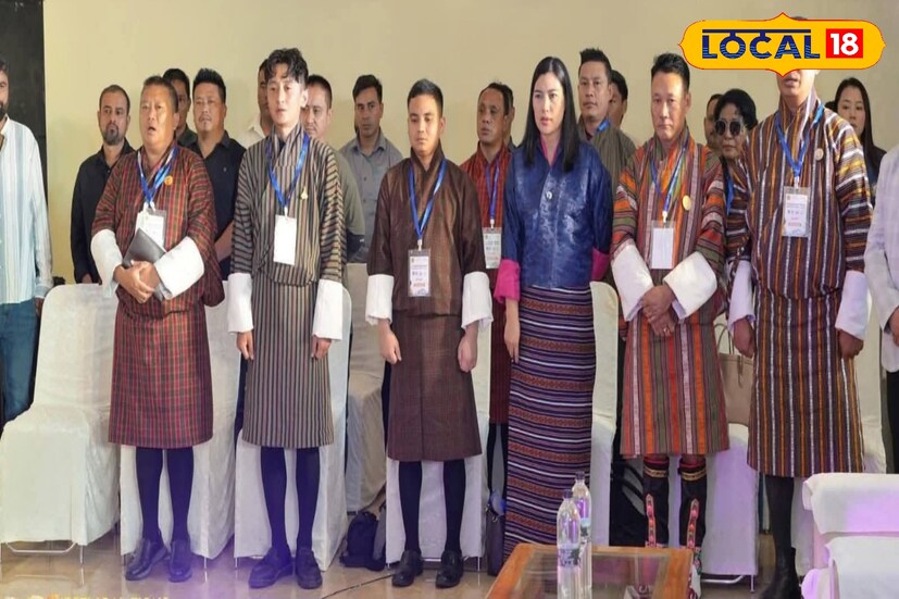 শেষ দিনে, সকাল থেকেই ভিড় জমল হোটেল, ট্রাভেল এজেন্সি, হোমস্টের উদ্যোক্তাদের। B2B সেশন-এ মুখোমুখি হলেন স্থানীয় ব্যবসায়ীরা আর আন্তর্জাতিক ট্যুর অপারেটররা। কোথাও পাহাড়ি হোমস্টের ছবি দেখিয়ে চুক্তি পাকা, কোথাও আবার বড় রিসর্টের সাথে নতুন প্যাকেজ নিয়ে আলোচনা। যেন ছোট্ট গ্যাংটক শহর হয়ে উঠল বৈশ্বিক বাজারের মিলনমেলা। ছবি ও তথ্য : ঋত্বিক ভট্টাচার্য