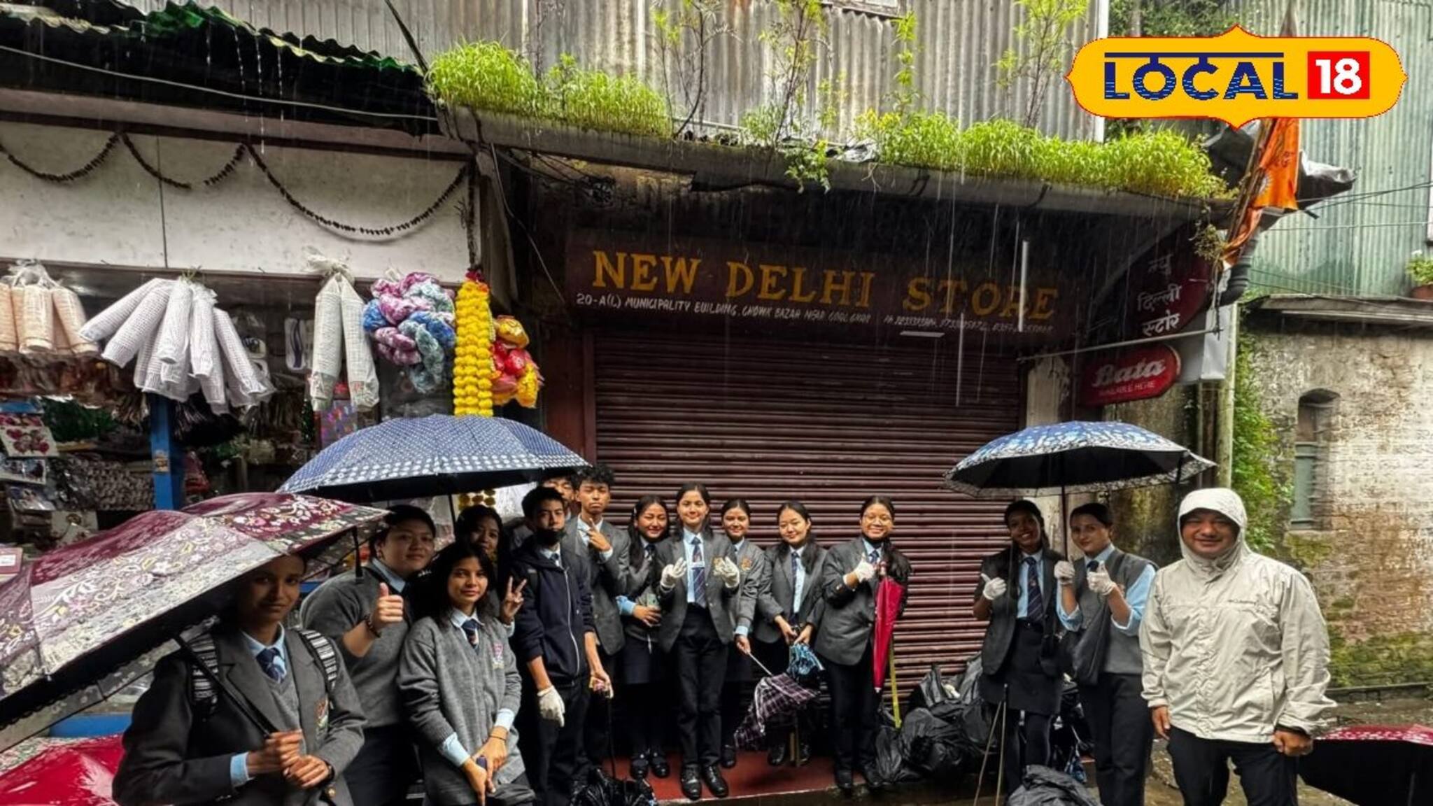 বৃষ্টিতে ভিজেই দার্জিলিঙের রাস্তায় প্লগিংয়ে নামল ছাত্রছাত্রীরা, এবার চেনা যাবে না পাহাড়!