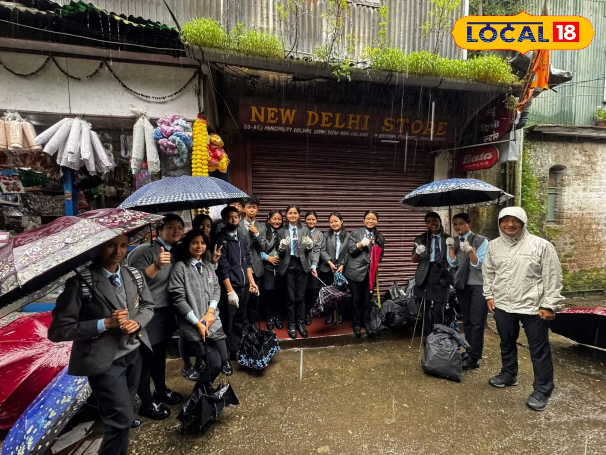 Darjeeling Plogging: বৃষ্টিতে ভিজেই দার্জিলিঙের রাস্তায় প্লগিংয়ে নামল ছাত্রছাত্রীরা, এবার আর চেনা যাবে না পাহাড়ের রানিকে!