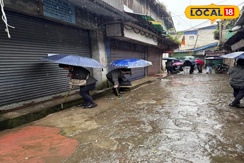 কাজের সময় ছাত্রছাত্রীদের ভিজে যাওয়া দেখে অনেকের মনেই খেদ ছিল—হয়তো একটু পরেই থেমে যাবে পরিষ্কার-পরিচ্ছন্নতা অভিযান। কিন্তু সে আশঙ্কা সত্যি হল না। বরং তাঁরা পূর্ণ দুই ঘণ্টা কাজ করে যান, এমনকী আরও কিছু করার ইচ্ছেও প্রকাশ করেন। ছবি ও তথ্য : ঋত্বিক ভট্টাচার্য