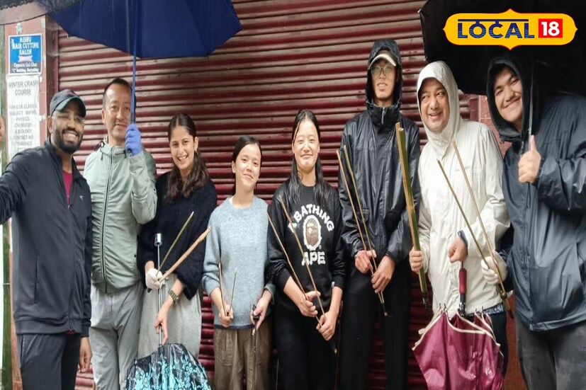 দার্জিলিং, ঋত্বিক ভট্টাচার্য : সকালটা যেন পুরোই নিরাশাজনক। টানা বৃষ্টিতে আকাশ ঢেকে রয়েছে, মনে হচ্ছিল—আজ আর প্লগিং কর্মসূচি হবে না। আয়োজকরা প্রায় স্থিরই করে ফেলেছিলেন, অনুষ্ঠান বাতিল করা ছাড়া উপায় নেই।