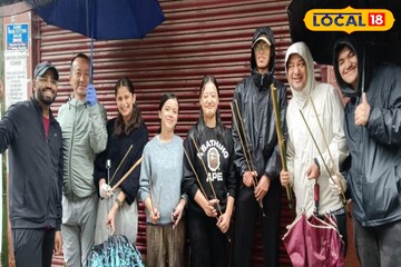 বৃষ্টিতে ভিজেই দার্জিলিঙের রাস্তায় প্লগিংয়ে নামল ছাত্রছাত্রীরা, এবার চেনা যাবে না পাহাড়! বৃষ্টিতে ভিজেই দার্জিলিঙের রাস্তায় প্লগিংয়ে নামল ছাত্রছাত্রীরা, এবার চেনা যাবে না পাহাড়!