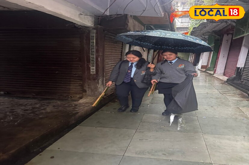 ঠিক সেই সময় খবর আসে—সেন্ট জোসেফ কলেজের রাজনৈতিক বিজ্ঞান বিভাগের ছাত্রছাত্রীরা সকাল সাড়ে ছ’টার আগেই হাজির হয়ে গিয়েছেন সি বিল্ডিং চত্বরে। এরপর গণযোগাযোগ বিভাগের ছাত্রছাত্রীরাও এসে দাঁড়ায়। বৃষ্টিকে উপেক্ষা করে তাঁরা হাতে দস্তানা, ব্যাগ নিয়ে নেমে পড়লেন রাস্তায়। ছবি ও তথ্য : ঋত্বিক ভট্টাচার্য