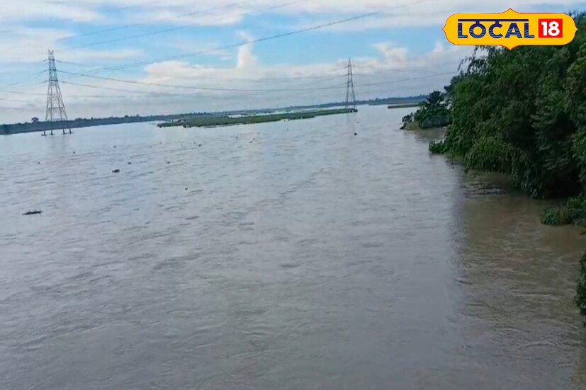 জলপাইগুড়ি, সুরজিৎ দেঃ উত্তরের আবহাওয়া। তিস্তা নদীর মেখলিগঞ্জ থেকে বাংলাদেশ বর্ডার পর্যন্ত সংরক্ষিত এলাকায় লাল সতর্কতা। পাশাপাশি এনএইচ ৩১ জলঢাকা নদীতে অসংরক্ষিত এলাকায় লাল সতর্কতা জারি করা হয়েছে। 
