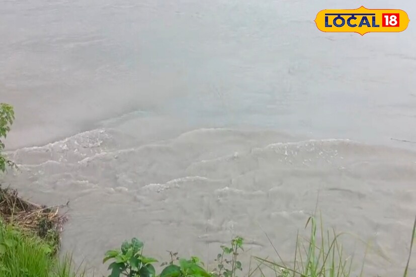 ফের এদিন সকাল ৯টায় জলপাইগুড়ি গজোলডোবা তিস্তা ব্যারেজ থেকে জল ছাড়ার পরিমাণ ১৩২৫ কিউসেক। অন্যদিকে পাহাড়ের কালিঝোড়া ব্যারেজ থেকে ১৩৫৭ কিউসেক জল ছাড়া হয়। প্রতি ঘণ্টায় ঘণ্টায় ব্যারেজ থেকে জল ছাড়া হচ্ছে বলে জানা যায়। (ছবি ও তথ্যঃ সুরজিৎ দে)
