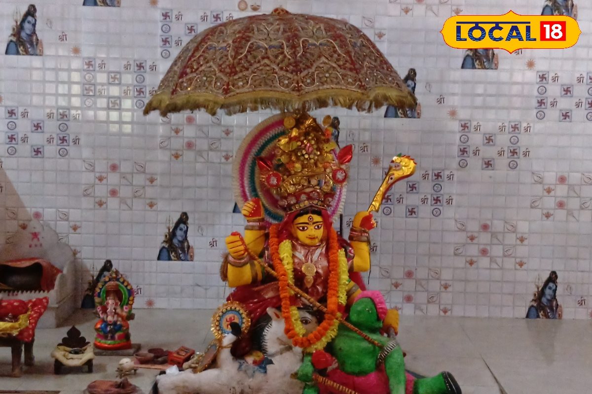 অষ্টমীর ভোগে মাগুর মাছ, ৫০০ বছরেরও বেশি সময় ধরে একই মূর্তিতে পূজিত বৈকুণ্ঠপুরের জয়দুর্গা