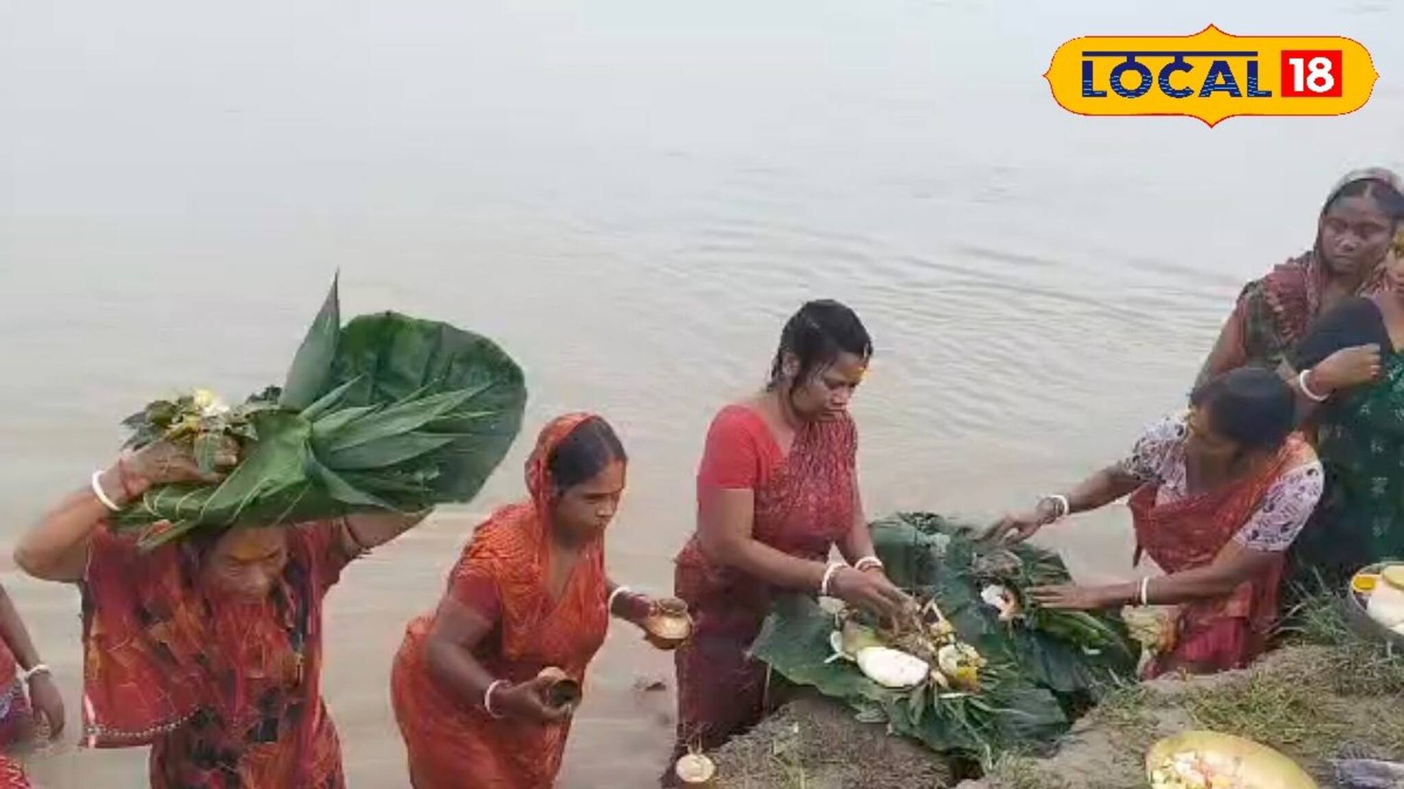 চারিদিকে ভাঙনের করাল গ্রাস তার মধ্যেই পদ্মা নদীতে জিমুত বাহনের পুজো! লালগোলার এই দৃশ্য