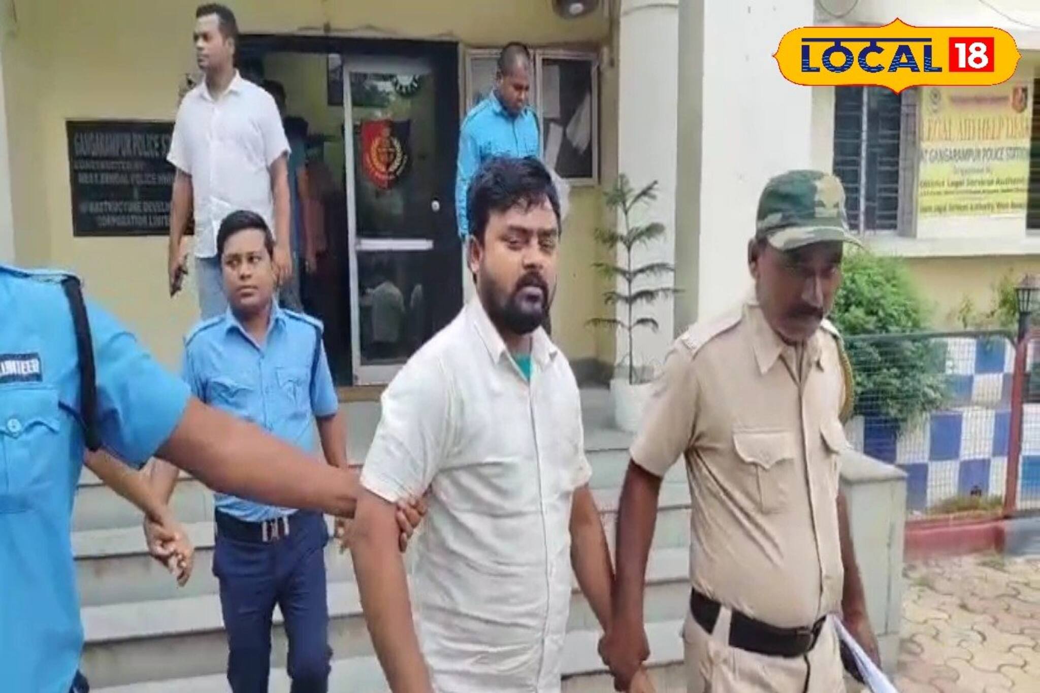 ঠাকুরঘরে কোটি কোটি টাকা! শিক্ষকের বাড়িতে পুলিশ, এত টাকা কীসের জানেন? শুনলে হা হয়ে যাবেন