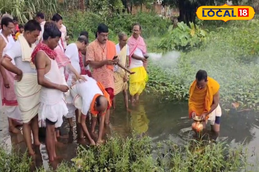 গ্রামের যমুনা পুষ্করনীতে নবপত্রিকা স্নান ও মঙ্গলঘট প্রতিষ্ঠার মধ্য দিয়ে দেবীর আগমন ঘটে। সকালেই দুই পরিবারের সদস্যরা শোভাযাত্রা সহকারে মঙ্গলঘট ভরে দুর্গামন্দিরে নিয়ে আসেন। এর পরেই মায়ের আরাধনা শুরু হয়। সাধারণত সপ্তমীর সকালে নবপত্রিকা স্নানের জন্য এই পুকুরেই শোভাযাত্রা হয়, তবে বালিজুড়িতে বোধনের দিনেই সেই ছবি দেখা গেল। ছবি ও তথ্য: সুদীপ্ত গড়াই 