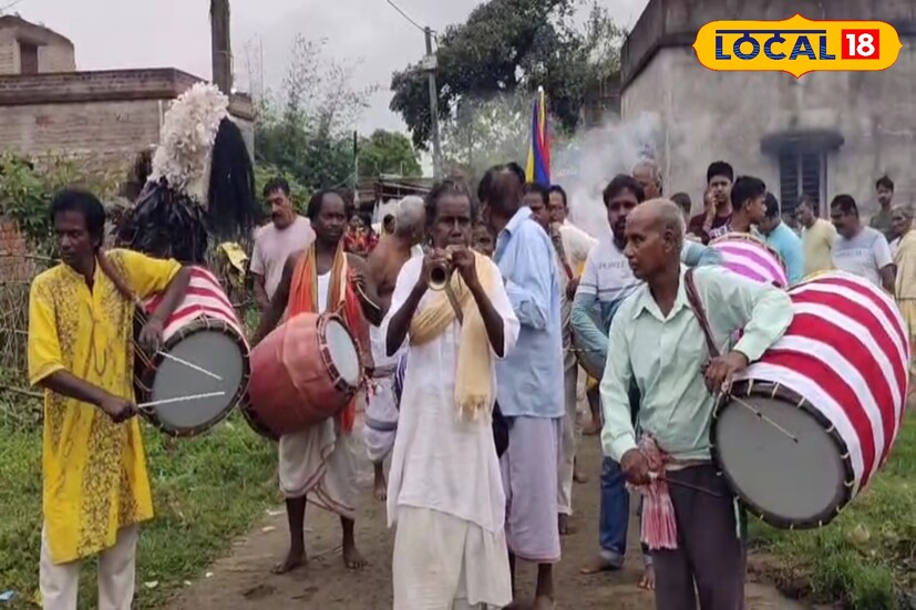 রায় ও চট্টোপাধ্যায় পরিবারের এই প্রাচীন পুজো ঘিরে শুধু পরিবারের সদস্যরাই নন, মেতে ওঠেন গোটা গ্রাম। গ্রামের অন্যান্য বাড়িতেও নিরামিষ খাওয়া ও উৎসবের আমেজে কাটছে দিন। প্রত্যেক পরিবারের সদস্য নিজ নিজ পালা অনুযায়ী পুজোর কাজে যুক্ত থাকেন। ছবি ও তথ্য: সুদীপ্ত গড়াই 