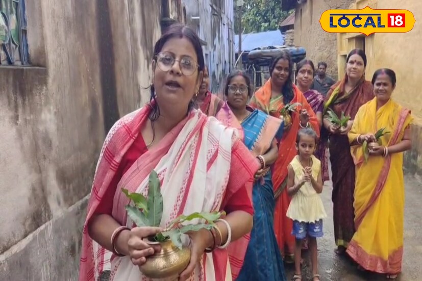 সমাপ্তি মুখার্জী জানান, “আজ থেকেই আমাদের মায়ের পূজো শুরু হয়ে গেল। বাড়ি বাড়ি নিরামিষ খাওয়া-দাওয়া হবে। ১৫ দিন ধরে মা’কে ভোগ দেওয়া হবে। প্রতিদিন সকালে বোধনের ভোগ, সন্ধ্যায় আরতি সব মিলিয়ে উৎসবের আবহ।” ছবি ও তথ্য: সুদীপ্ত গড়াই 