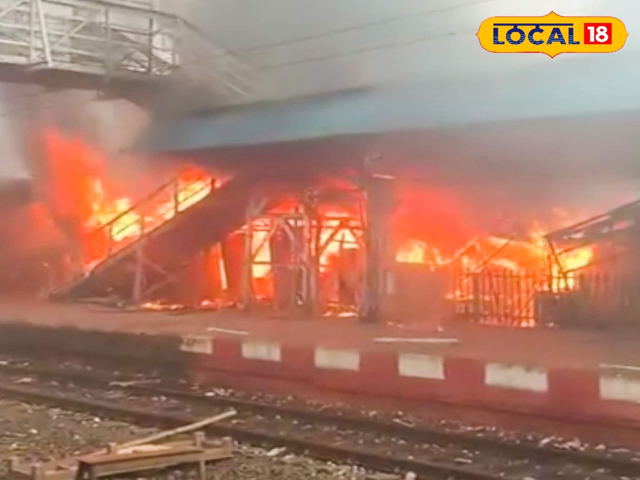 শিয়ালদহ-বজবজে শাখায় বিপর্যস্ত ট্রেন চলাচল, অগ্নিকাণ্ডের জেরে যাত্রী পরিষেবা প্রায় বন্ধ