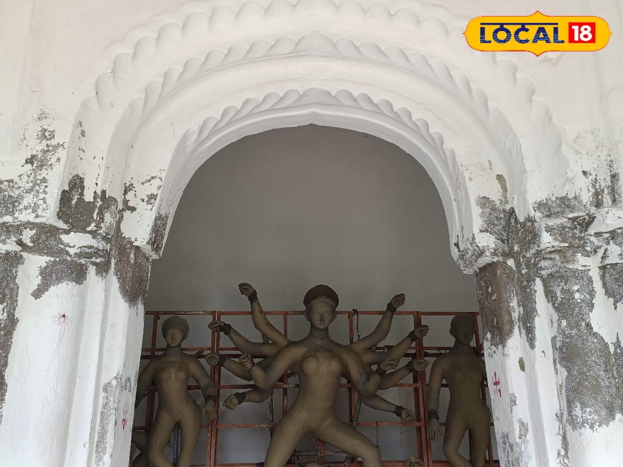 ঘোষবাড়ির ঠাকুরদালানে ৪৫০ বছর ধরে ঐতিহ্য ও সংস্কৃতির মেলবন্ধনে পূজিতা দশভুজা