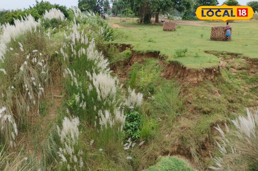 এই বাঁধ এখন প্রায় জীর্ণ। কোথাও কোথাও ধসে পড়েছে বড় বড় অংশ। ভাঙা অংশগুলো সাময়িকভাবে বালির বস্তা দিয়ে আটকানোর চেষ্টা করেছেন গ্রামবাসীরাই। কিন্তু তাঁদের পরিষ্কার বক্তব্য এভাবে সামলানো সম্ভব নয়, প্রয়োজন স্থায়ী সমাধানের। 